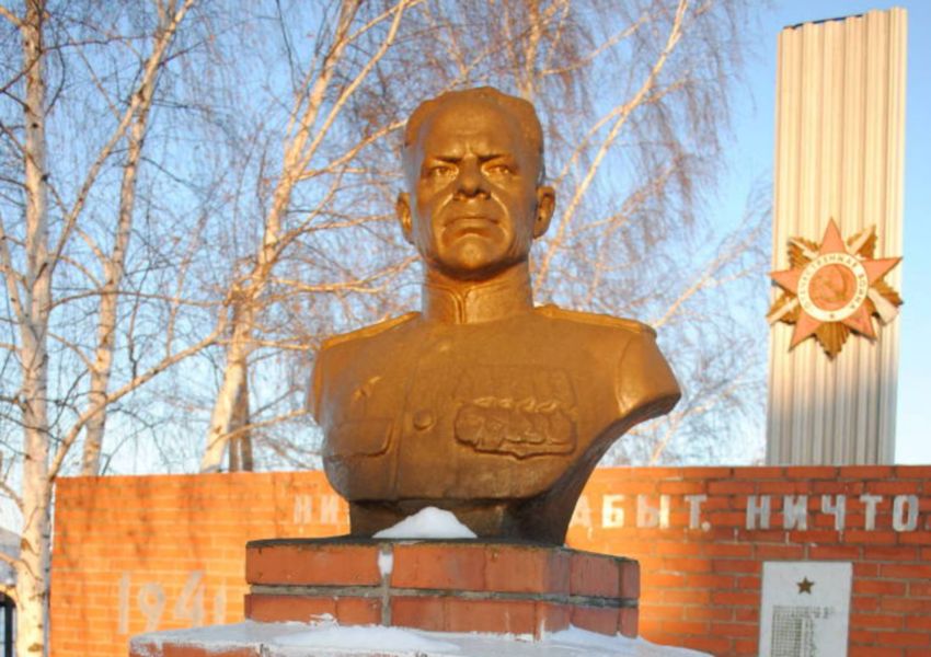Бюст М.М.Шаймуратова (1964, скульптор Б.Д.Фузеев). Территория Шаймуратовской средней школы