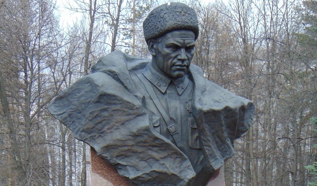 Бюст М.М.Шаймуратова (2010, скульптор В.А.Дворник). Уфа, Парк Победы.