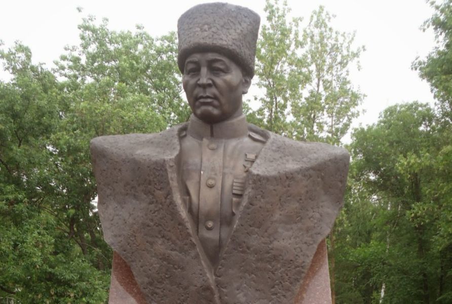 Бюст Т.Т.Кусимова (2010, скульптор В.А.Дворник). Уфа, Парк Победы.