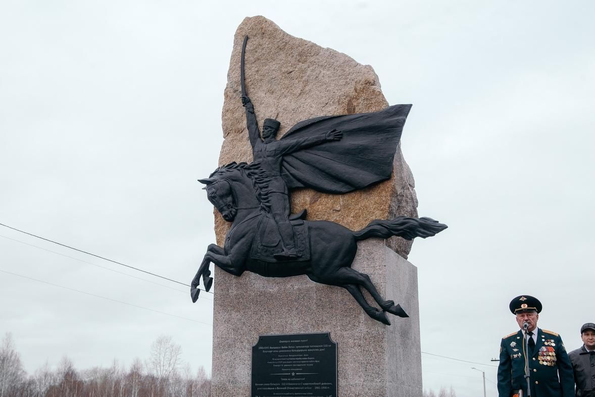 Памятник башкирским конникам около  с.Аргаяш Челябинской области. Открыт в ноябре 2018 г.