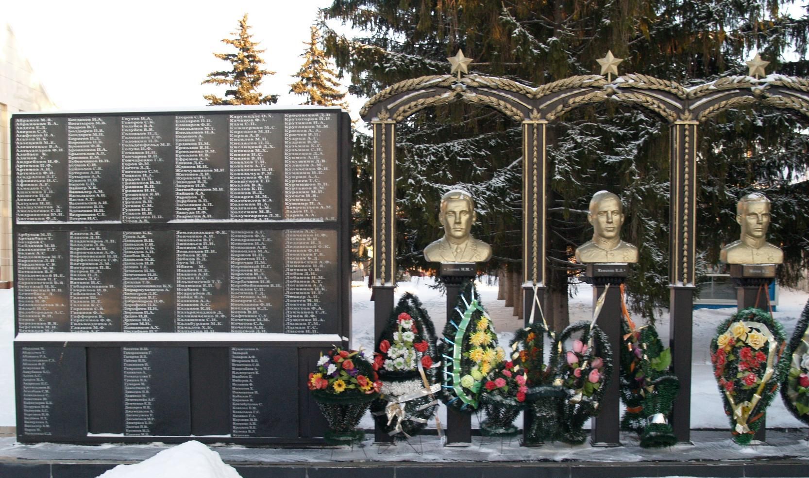 Памятник на Братской могиле советских воинов в с.Тербуны Тербунского района