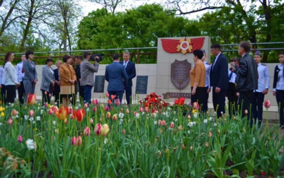 Мемориал Братского захоронения воинов 7-го кавкорпуса в г.Петровское ЛНР (2019)