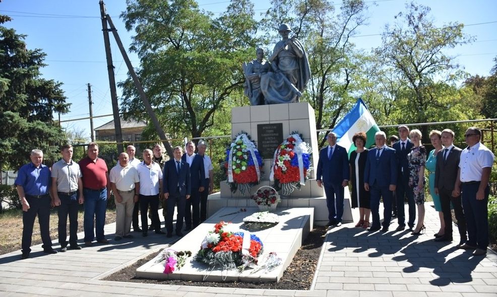 Открытие памятника на Братской могиле советских воинов в г.Петровское ЛНР (2020)