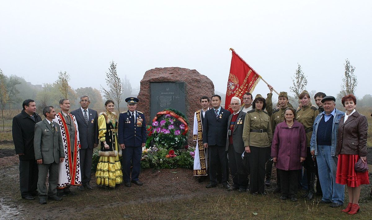 Открытие памятника башкирским конникам в г.Петровское ЛНР (2009)